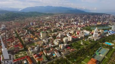 Yeşil bir alanda yaz, Batum Gürcistan, anteni ile yoğun İnşaatlı modern şehir