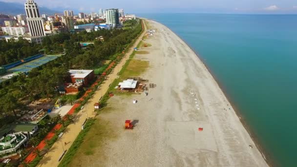 Beach line v Batumi Gruzie, oblíbenou turistickou destinací, letní dovolená — Stock video