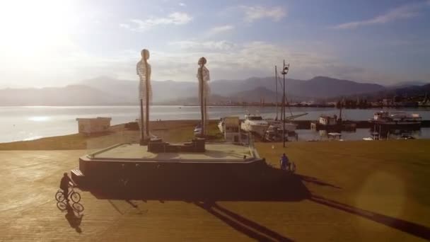 Bewegende Statuen von Mann und Frau in Batumi Georgien gegen das Meer, ali und nino — Stockvideo