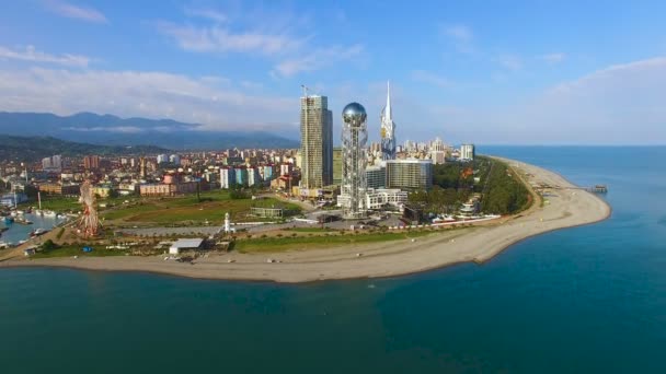 Edificios de pie en la costa de Batumi Georgia, vista aérea desde el mar, resort — Vídeo de stock