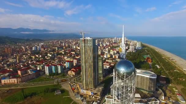 Densely built-up Mar Negro ciudad turística, Batumi Georgia vista aérea, bienes raíces — Vídeo de stock