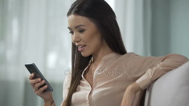 Mujer asiática feliz usando citas servicio, encontrar coincidencias en línea, la búsqueda de amor — Vídeo de stock