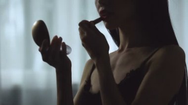Kışkırtıcı erkek iç çamaşırı ayna önünde bir gece için hazırlık
