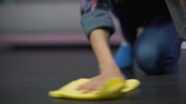 Aerosol sprey temiz yere, etkili kirli spot kaldırma kullanarak ev kadını