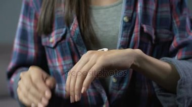 Güzel erkek nemlendirici krem kuru eller, cilt yumuşatma ürünü geçerlidir.