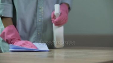 Okul kafeteryasında, düşük maaşlı işgal kirli bir Danışma temizlik işçisi az maaş