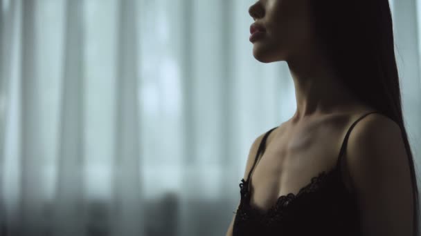 Сексуальная женщина чувственно используя дорогие духи, наслаждаясь восхитительным запахом — стоковое видео