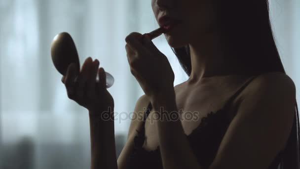 Provocerande kvinna i underkläder redo för en natt ute framför spegeln — Stockvideo