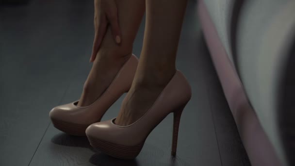 Frau empfindet Unbehagen, wenn sie den ganzen Tag in High Heels geht, Muskelkater — Stockvideo