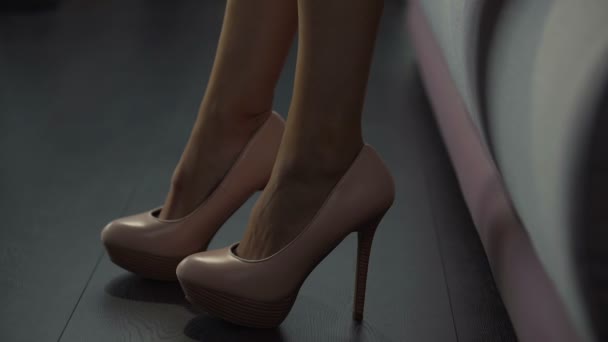 Mujer con los pies planos no puede caminar en tacones debido al dolor excesivo, problemas con el calzado — Vídeos de Stock