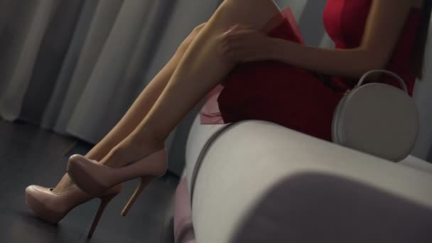 Piękna Pani w czerwonej sukience tarcie ból nóg po męczącym dniu w pracy — Wideo stockowe