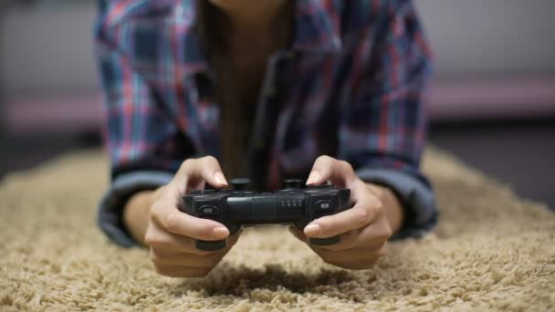 Gefrustreerd vrouwelijke gamer verliest een andere wedstrijd en boos slams vuist op de vloer — Stockvideo