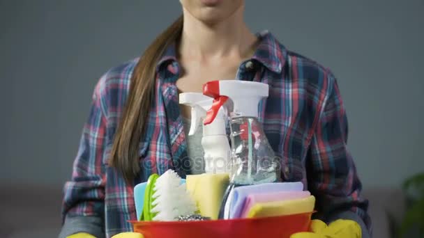 Nöjd hemmafru älskar rengöringsprodukter, glatt ler in i kameran — Stockvideo