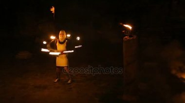 Sofia, Bulgaristan - Eylül 2014 yaklaşık. Şehirde gezi. Cesur kızlar ateşli performans heyecan verici izleyiciye gösterilen ortaçağ kostümleri