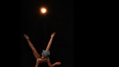 Daha önce dans gösterisi, fitness ve hobi kadın oldukça atletik eğitim