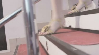 Alışveriş Merkezi, tahliye, acil, merdivenlerden aşağı çalışan insanlar