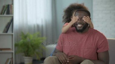 Babamın gözleri ona sürpriz yapmak küçük elleriyle kapanış mutlu kızı