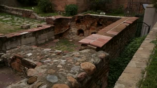 Tégla romjai szellemi örökség a templom közepén a lakótelepen, történelem — Stock videók