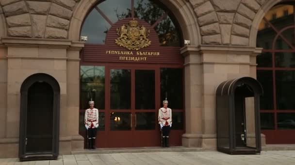 SOFIA, BULGARIA - CIRCA SEPTIEMBRE 2014. Visitar la ciudad. Soldados valientes de la guardia que protege la entrada de la residencia del presidente búlgaro — Vídeos de Stock