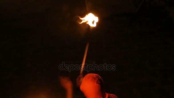 Lanzador de fuego sosteniendo antiguo ritual pronunciando hechizo sobre la antorcha, tradiciones — Vídeo de stock
