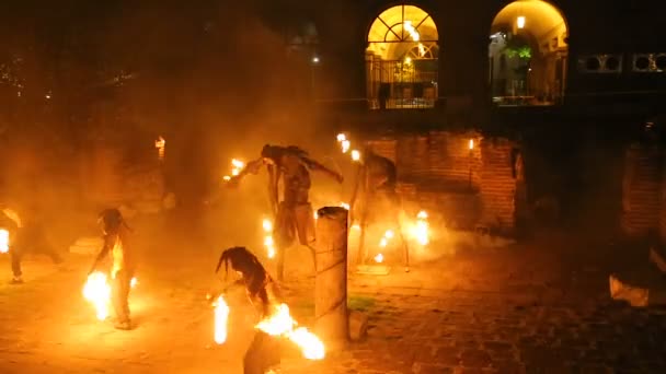 Sofia, Bulgaristan - Eylül 2014 yaklaşık. Şehirde gezi. Sirk Okulu ateşli yapma öğrencilerin hava performans, gösteren becerileri açın — Stok video