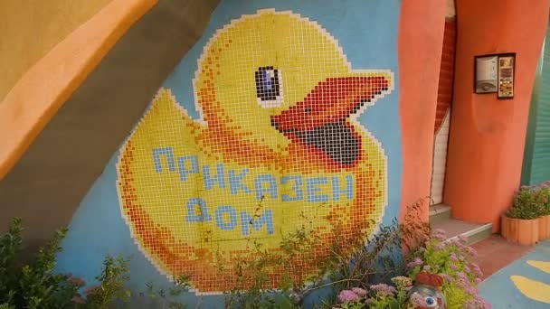 Σόφια, Βουλγαρία - περίπου το Σεπτέμβριο του 2014. Αξιοθέατα στην πόλη. Είσοδο και ενδοεπικοινωνία του σπίτι σαλιγκαριών διακοσμημένα με διάφορα χαριτωμένα μικρές λεπτομέρειες — Αρχείο Βίντεο