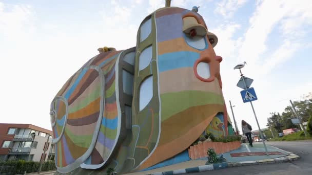 Vista da casa do caracol, construído com material leve e eco-friendly — Vídeo de Stock