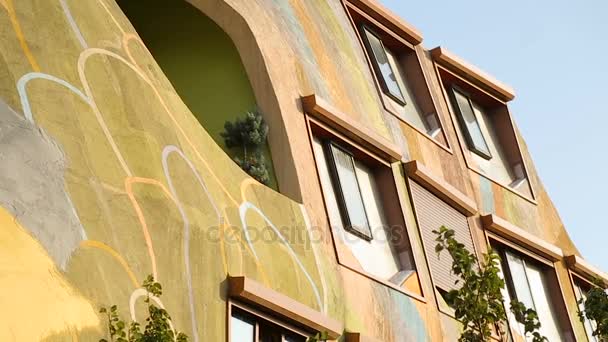 Σπίτι φιλικό σαλιγκαριών στη Σόφια, δημιουργική πενταώροφο κτίριο με τους ζωηρόχρωμους τοίχους — Αρχείο Βίντεο