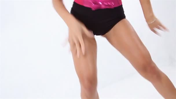 Krachtige danseres schudden van lichaam en verplaatst naar popmuziek, dansschool — Stockvideo