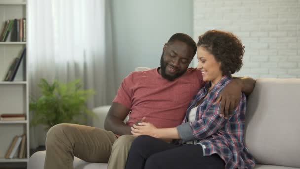 Verliefde paar zitten in de wachtkamer van perinatale kliniek, dromen over de toekomst — Stockvideo