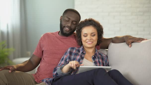 Mixed-Race-Paar plant Urlaub im Internet, einfache Tickets und Hotelbuchung — Stockvideo