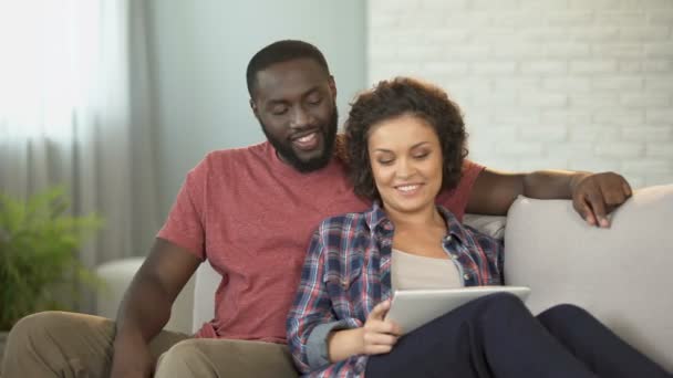 Pareja casada eligiendo muebles para nuevo apartamento, utilizando la aplicación móvil de compras — Vídeos de Stock