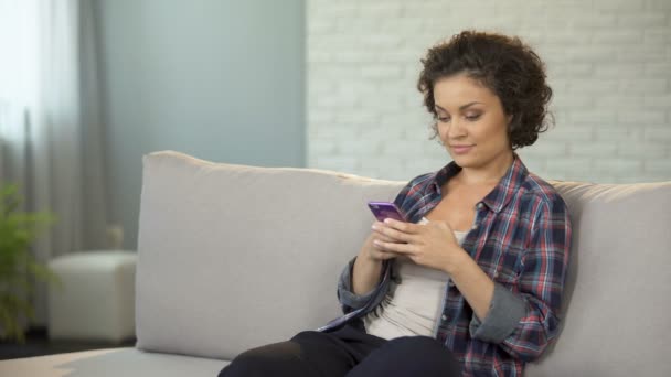 Mooi meisje actief in app op haar mobiele telefoon, chatten dating websites — Stockvideo