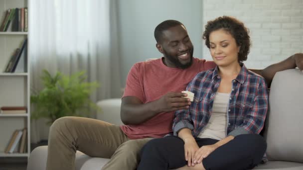 Africano americano hombre haciendo sorpresa a su novia dando su caja con joya — Vídeos de Stock