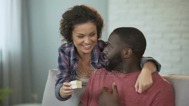 Esposo sorprendido por recibir el regalo tan esperado de la esposa, sorpresa divertida, broma — Vídeos de Stock