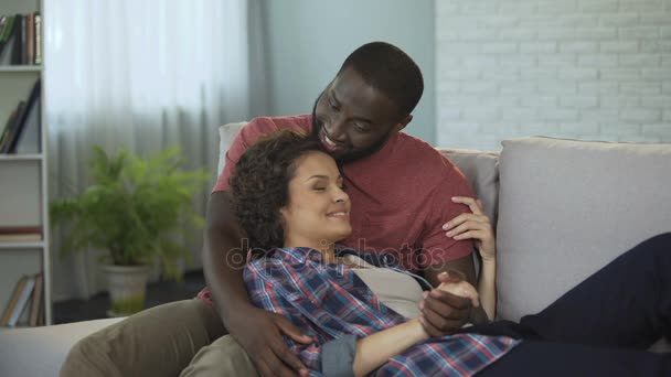 Pareja cariñosa disfrutando de la ternura el uno del otro, torciendo sus dedos juntos — Vídeos de Stock