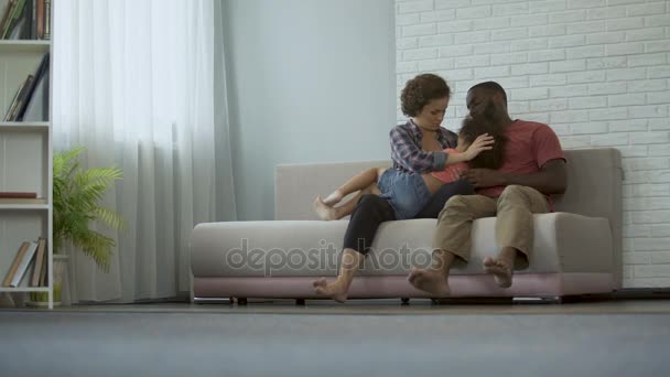 Vol met liefde en zorg ouders plezier maken met hun dochtertje curly-haired — Stockvideo