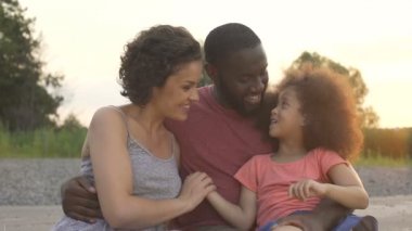 Küçük kız onu soran baba ilginç sorular, baba kızı için açıklayan