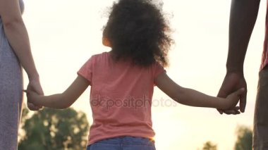 Mükemmel aile evlat edinilmiş çocuk anne sevgi dolu tarafından desteklenen, elele