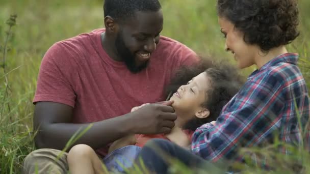 Delighted father holding his little daughter and playing with her curly hair — Stock Video