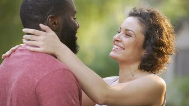 Positiva och glada makarna omfamna varandra i varma och ömma kramar — Stockvideo