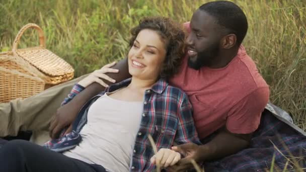 Novio y novia en un picnic en el parque recreativo, cita romántica — Vídeos de Stock