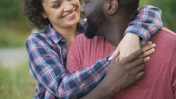 Två personer i kärlek Visa tillgivenhet för varandra, försiktigt röra näsor — Stockvideo