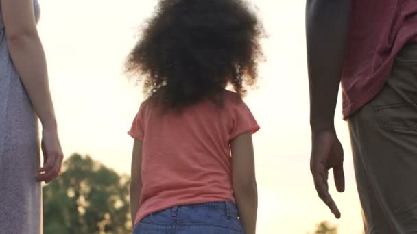 Niña sostiene padres y madres de manos, la felicidad y el bienestar en la familia — Vídeo de stock