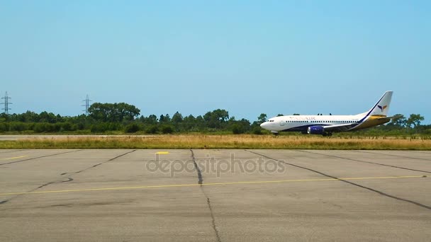 バトゥミ、グルジア - 2017年 5 月年頃。空港で飛行機。現代の航空機の速度を獲得、旅客輸送、滑走路から離陸 — ストック動画