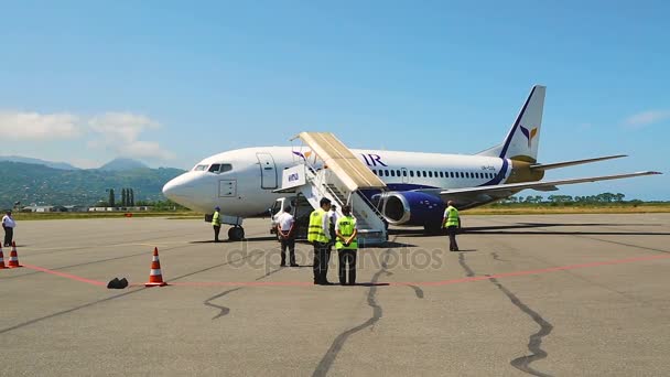 BATUMI, GEORGIA - CIRCA MAIO 2017. Avião no aeroporto. Pessoal do aeroporto trabalhando na pista, chegada do avião de passageiros, transporte — Vídeo de Stock