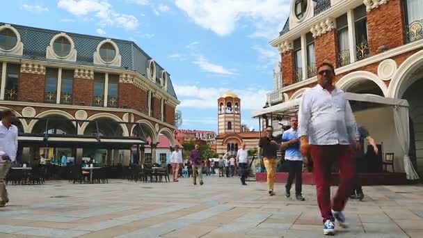 Batumi, georgien - ca. mai 2017. besichtigung der stadt. Touristen spazieren auf dem schönen Platz Piazza, Sightseeing in der Stadt Batumi Resort — Stockvideo