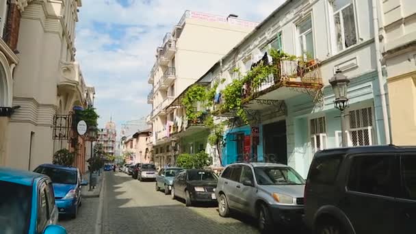 BATUMI, GEORGIE - CIRCA MAI 2017. Visite de la ville. Belle rue étroite avec voitures et maisons confortables, vie à Batoumi, tourisme — Video