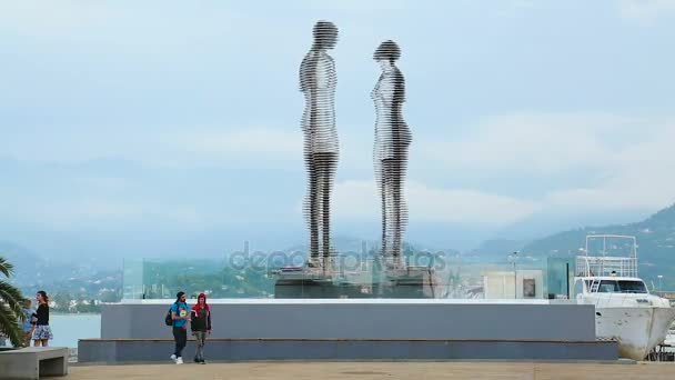 BATUMI, GEORGIA - CIRCA MAYO 2017. Visitar la ciudad. Escultura moderna en movimiento de Nino y Ali en Batumi, símbolo del amor, timelapse — Vídeos de Stock