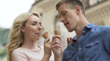 Dondurma yeme ve gülüyor, Romantik Tarih, yakın çekim zevk genç Çift